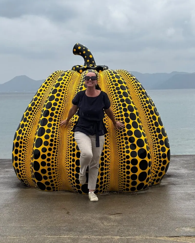 Viajante na abóbora amarela de Yayoi Kusama, na ilha de Naoshima