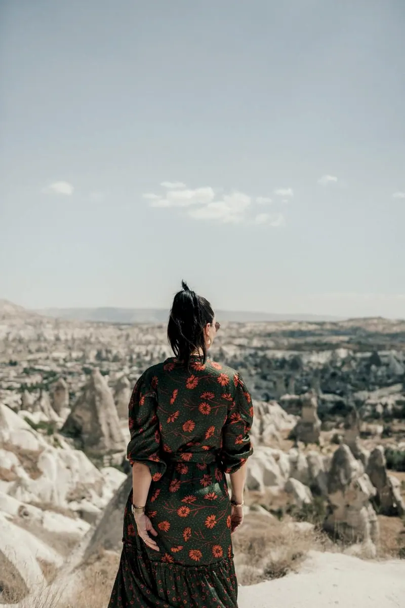 Viajante de costas diante da paisagem da Capadócia, na Turquia