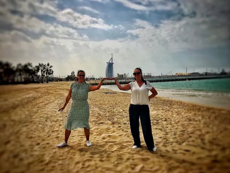 Praia com o Burj Al Arab ao fundo, em Dubai