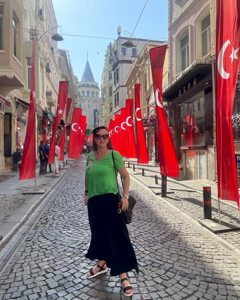Rua com bandeiras da Turquia e a Torre de Gálata, em Istambul