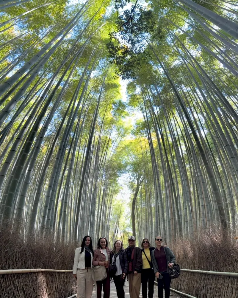 Grupo da LG Viagens no bosque de bambu de Arashiyama, em Quioto