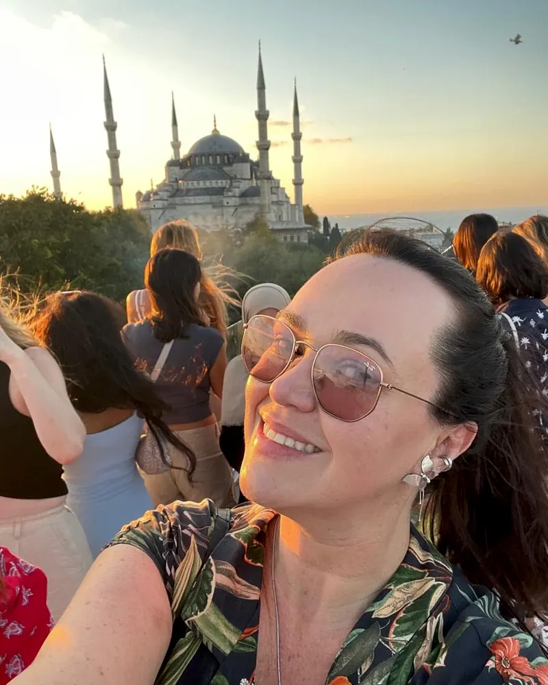 Selfie do grupo da LG Viagens com a Mesquita Azul ao pôr do sol, em Istambul