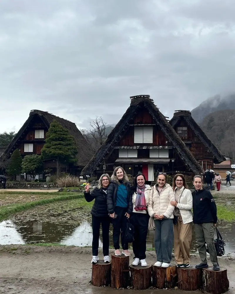 Grupo da LG Viagens em frente às casas de telhado de palha de Shirakawa-go, no Japão