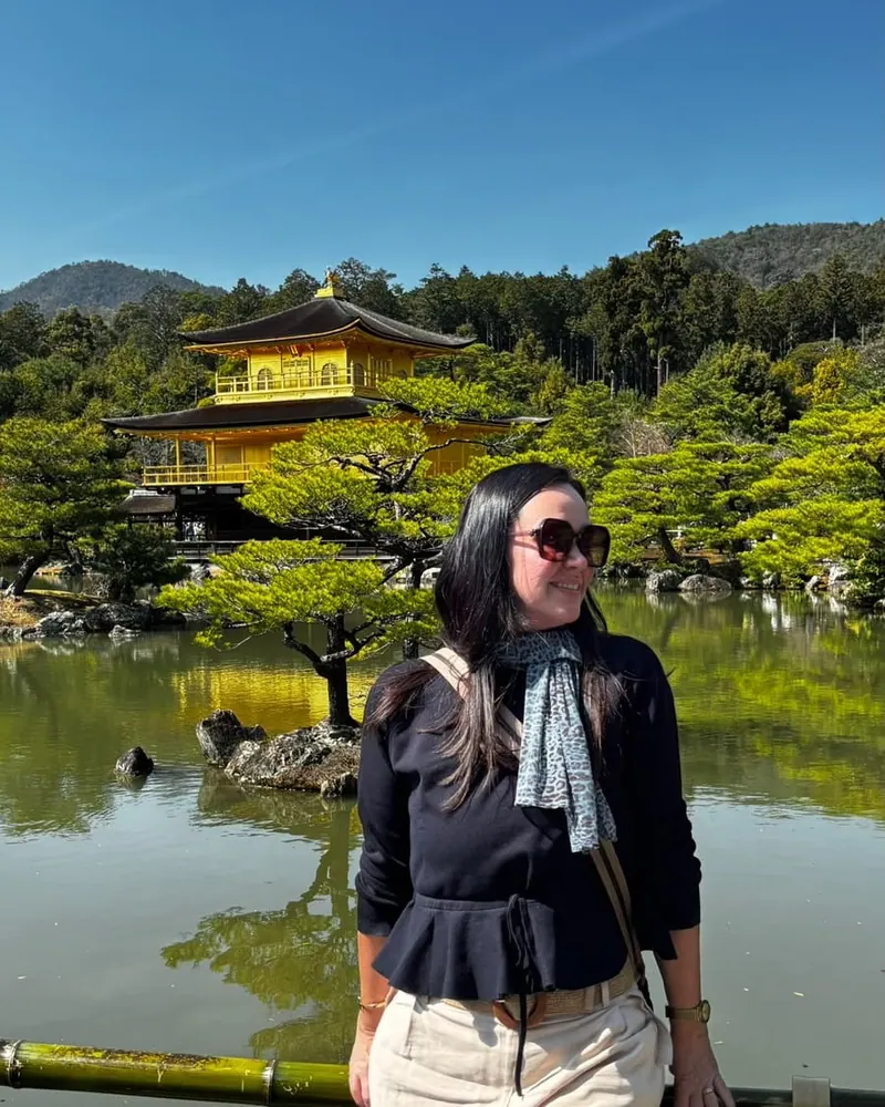 Viajante diante do pavilhão dourado Kinkaku-ji, em Quioto
