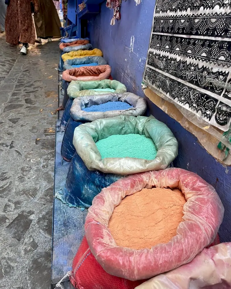 Pigmentos coloridos num mercado do Marrocos