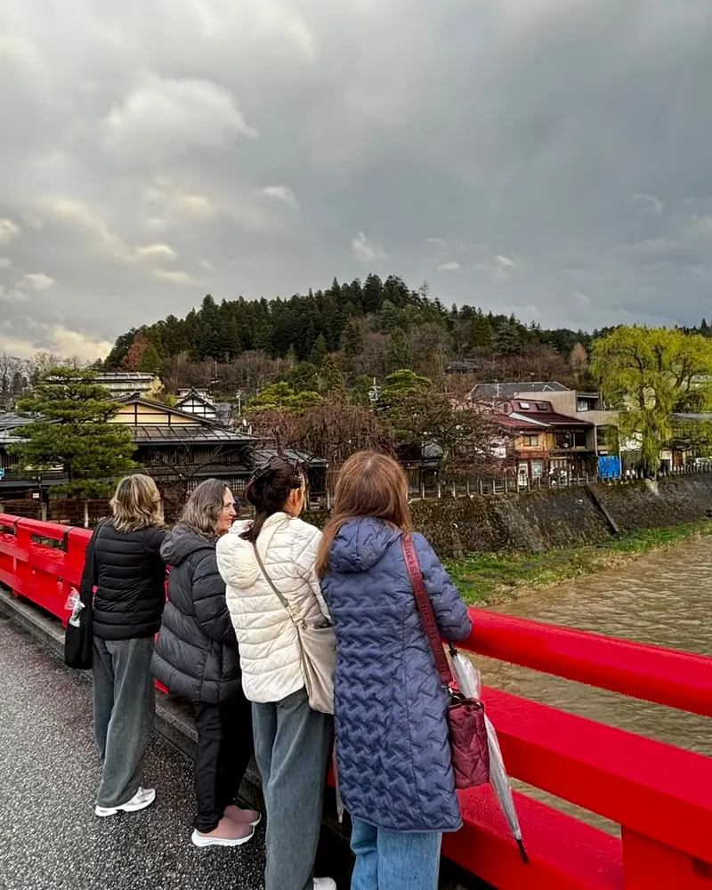 Grupo da LG Viagens numa ponte vermelha, no Japão