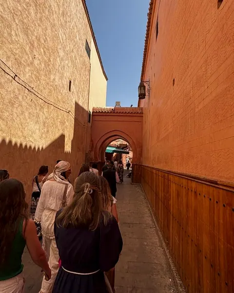 Ruela de paredes vermelhas, no Marrocos